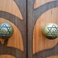 Liepājā gadumijā nozog bronzas piemiņas zīmi sinagogai