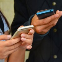 Vairāki mobilo sakaru operatori sanikno Lielbritānijas ceļotājus, ieviešot viesabonēšanas maksu