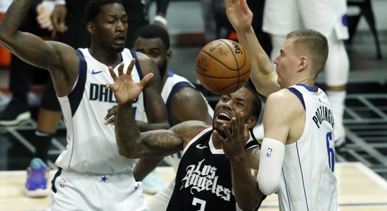 'Mavericks' pāriet uz savdabīgu piecnieku un trešo reizi Losandželosā pārspēj 'Clippers'