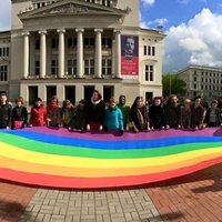 Foto: Atzīmējot dienu pret homofobiju un transfobiju, pie operas paceļ varavīksnes karogu