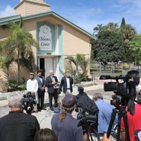 Foto: Floridā aizdedzina Orlando šāvēja apmeklēto mošeju