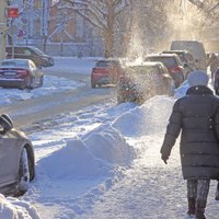 Rīgā braukšanas apstākļi ir stabili; šoferus aicina braukt uzmanīgi