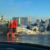 Video: Pēc avārijas Rīgā abi auto nonāk kupenā