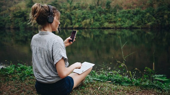 daba viedtālrunis planšetdators meitene mūzika izklaide upe