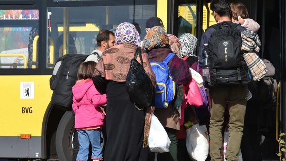 vācija, bēgļi, autobuss, imigranti