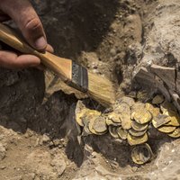 Miljoniem dolāru apslēpti tīrumā – aizraujoši un negaidīti arheoloģiskie atklājumi