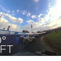 Noskaties automobiļu driftu 360 grādu interaktīvā video