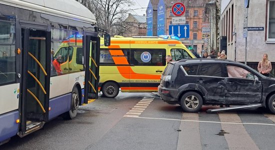 ФОТО. В центре Риги ДТП с участием троллейбуса; в аварии есть пострадавший