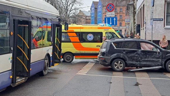 Foto: Rīgā vieglā auto un trolejbusa sadursmē viens cietušais