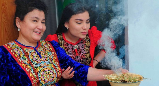 Covid-19: Turkmenistānā ierēdņiem un skolēniem līdzi jānēsā lakricas sīrups