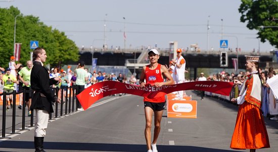 Foto: Serjogins un Siliņa izcīna otro vietu Rīgas maratonā