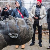 Foto: Berlīnē pie blokmājām uz 15 minūtēm novieto Staļina statuju