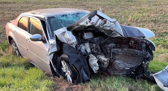 Foto: Apdzenot ceļa līkumā, divu auto frontālā sadursme un trīs cietušie