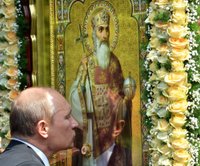 В Киевe Путину подарили икону и спели "долгие лета"