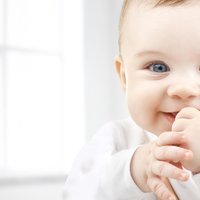 Neviltots smaids un cieša lūkošanās acīs: veidi, kā mazulis izpauž mīlestību