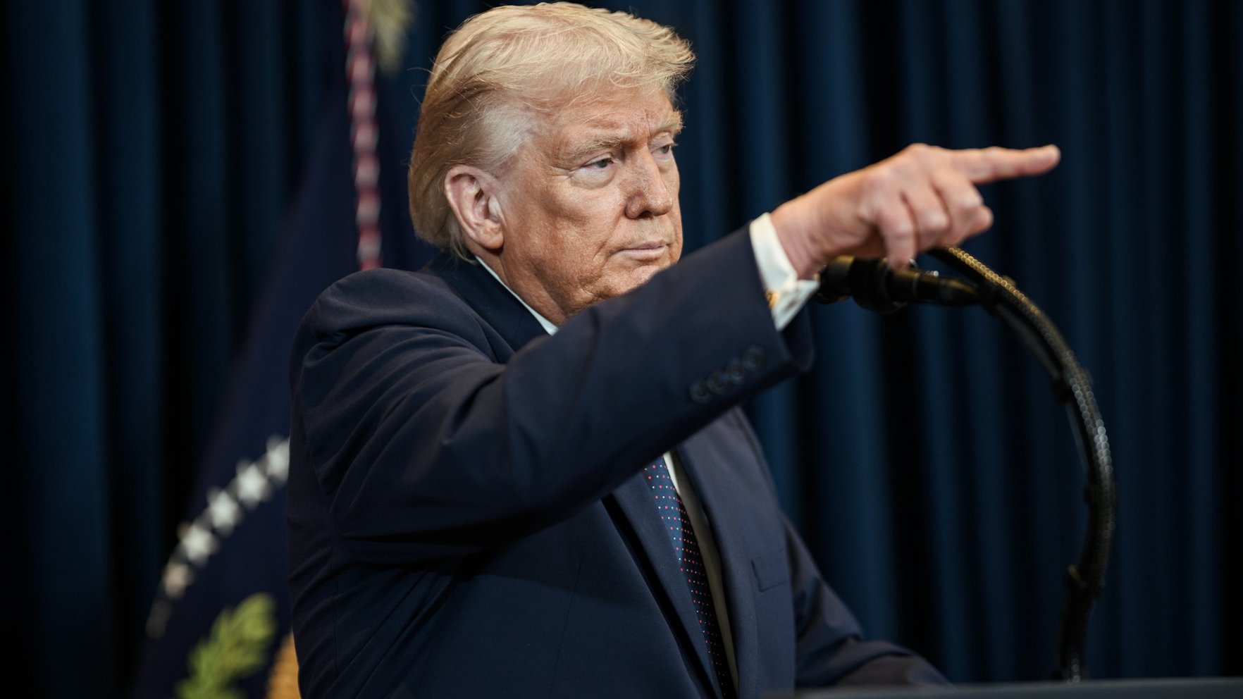 Tramps Hormuza dēļ kļuvis histērisks, draudējis nepārdot ieročus Ukrainai, ziņo FT