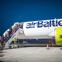 'airBaltic' turpmāk piedāvās piemaksāt par smagāku rokas bagāžu