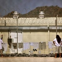 Republikāņu senatori aicina Trampu 'Daesh' kaujiniekus ieslēgt Gvantanamo