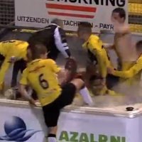 Video: Nīderlandes kluba futbolisti 'golu' atzīmē vannā
