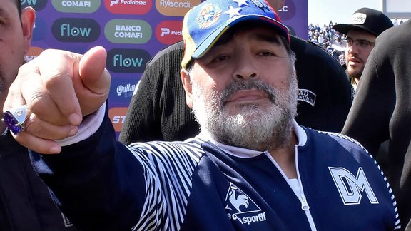 Maradona divas dienas pēc atkāpšanās atgriezies 'Gimnasia' trenera amatā