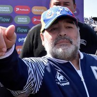 Maradona divas dienas pēc atkāpšanās atgriezies 'Gimnasia' trenera amatā