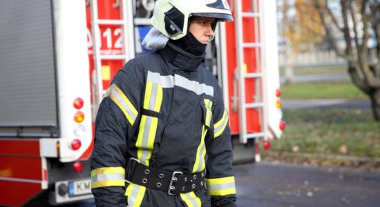 Ceturtdien Zaļeniekos 19 glābēji dzēsa paaugstinātas bīstamības ugunsgrēku