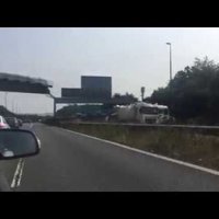 Lielbritānijā sabrūk gājēju tilts; viens ievainotais