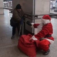 Video: Ziemassvētku vecītis bezpajumtniekiem dāvina drēbes un pārtiku