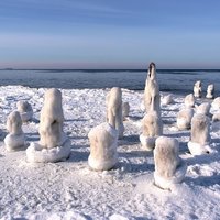 Rīgas līča Kurzemes piekrastē saglabājas vairākus metrus augsti ledus krāvumi