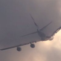 ВИДЕО: Как самолет "разрезает" облака при посадке