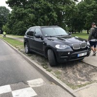 ФОТО: Водитель BMW припарковался прямо на газоне у торгового центра