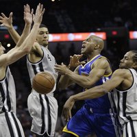 'Warriors' NBA 'play-off' otro kārtu sāk ar zaudējumu otrajā pagarinājumā