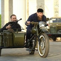 Video: Kadirovs ar militāro parādi Groznijā demonstrē Čečenijas spēku