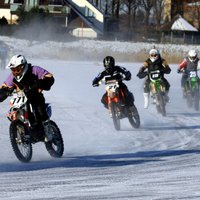 Foto: Vējupītes ledu 'griež' skijoringa un motokrosa meistari