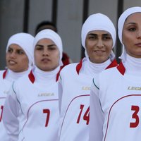 Мусульманкам разрешили играть в футбол в хиджабах