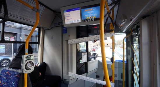 Uzdod vērtēt 'Rīgas acs' reklāmu iepirkumu translēšanai sabiedriskā transporta monitoros