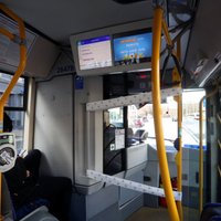 Uzdod vērtēt 'Rīgas acs' reklāmu iepirkumu translēšanai sabiedriskā transporta monitoros