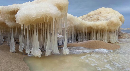 ФОТО. Природные скульптуры из льда в Царникаве