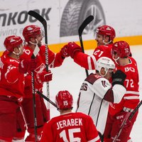 Rīgas 'Dinamo' pirmā gūst vārtus, bet otrajā periodā piekāpjas 'Spartak' hokejistiem