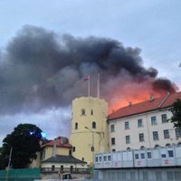 Rīgas pils ugunsgrēkā vainojami būvnieki, secina VNĪ piesaistīti eksperti (plkst.15:34)