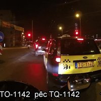 Video: Taksists ar līmlenti 'pielabo' auto numurzīmes burtu