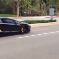 Video: Nikns gājējs ar akmeni apskādē 400 000 vērtu 'Lamborghini'