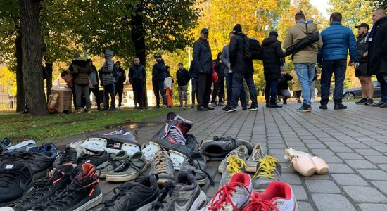 Video: Aktīvisti ar vecām kedām pie valdības piketē pret lēmumu ierobežot grupu treniņus