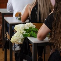 Foto: Smaidi, ziedi un atkalsatikšanās – skolās sākas jaunais mācību gads