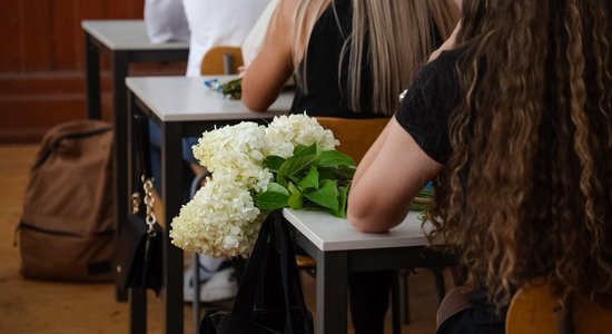 Foto: Smaidi, ziedi un atkalsatikšanās – skolās sākas jaunais mācību gads