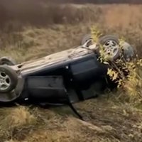 Video: Tukuma novadā dzērājšoferis avarē un iebēg mežā; policija aiztur