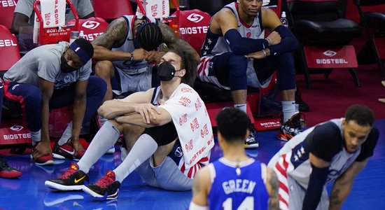 Bertāna 'Wizards' ar ceturto zaudējumu pret '76ers' noslēdz NBA sezonu