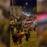 Video: Jaunieši pēc Maksa Korža koncerta sarīko ballīti; policija konstatē pārkāpumus