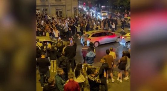 ВИДЕО: молодежь повеселилась после концерта Макса Коржа; полиция выявила нарушения