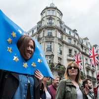 'Delfi' no Strasbūras: Junkera centieni novilcināt 'Brexit' pārrunas ir smieklīgi, uzskata britu deputāts